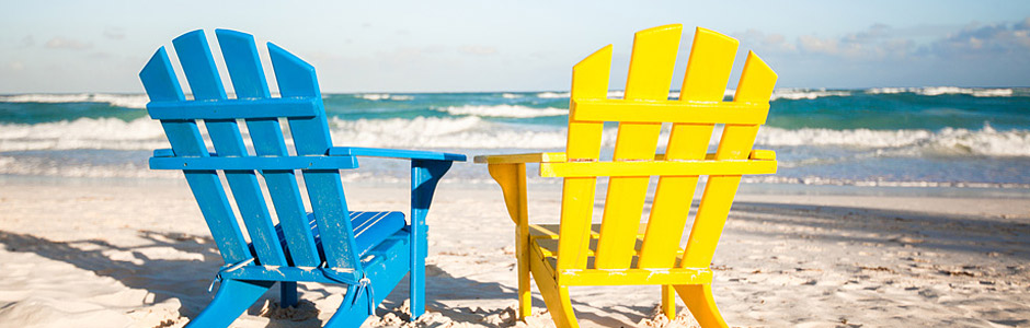 blauer und gelber stuhl am strand
